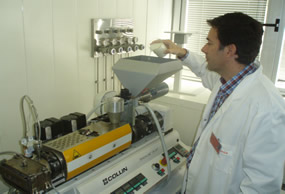 Técnico de ainia manipulando polímeros para el proyecto con Picda para degradación de os plásticos